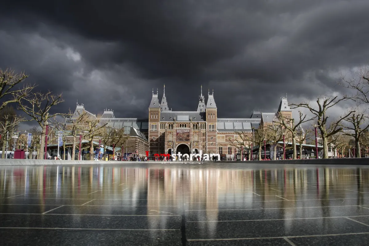 Interior do Rijksmuseum com obras de arte de mestres holandeses