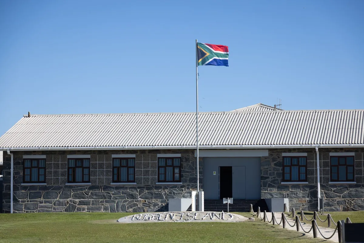 Bandeira sul-africana hasteada no antigo museu-prisão de Robben Island