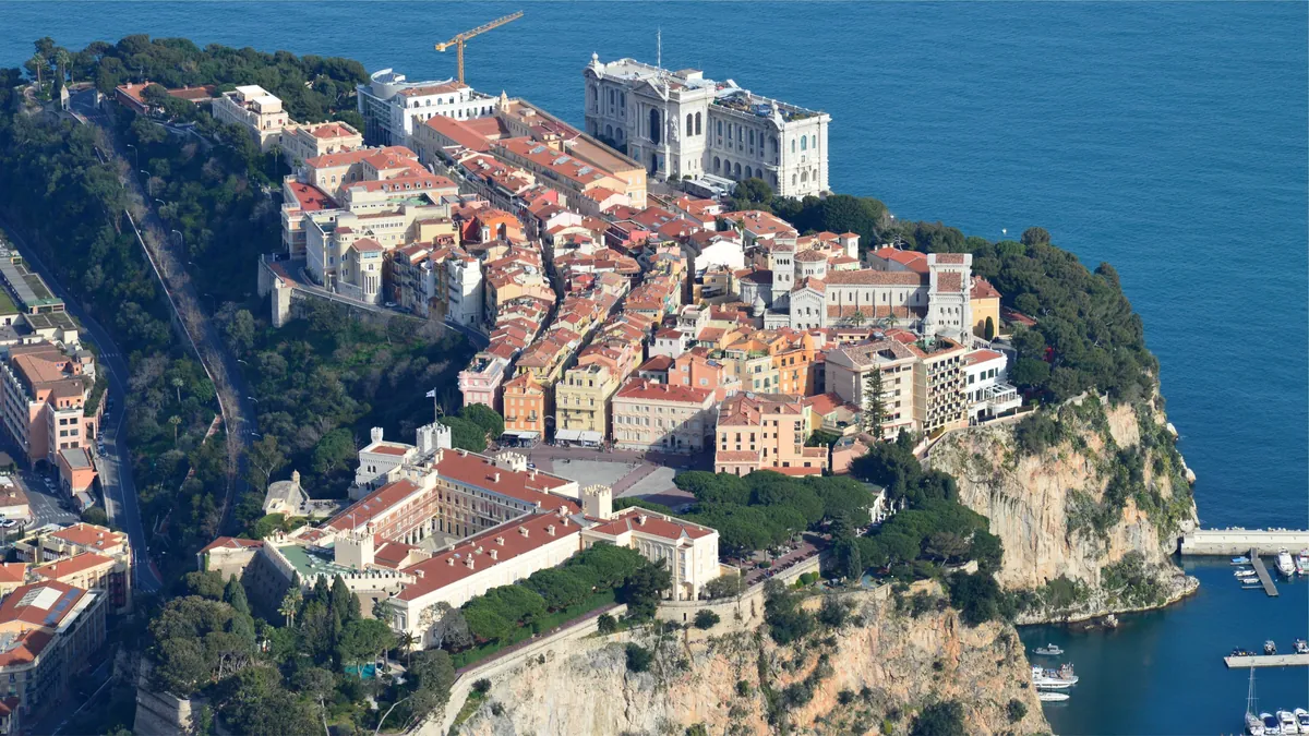 Vista aérea do Rocher, bairro histórico de Monaco-Ville, com o Palácio do Príncipe