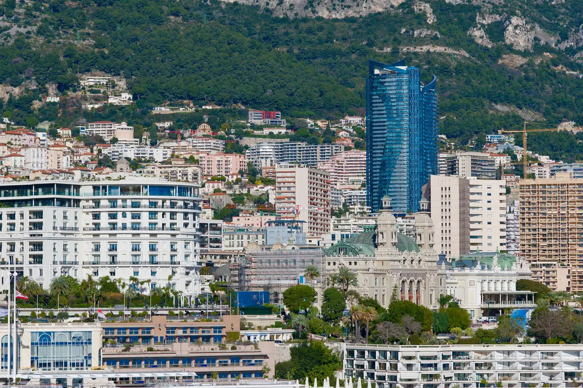 Vista panorâmica de Monte-Carlo com prédios à beira-mar em Mônaco