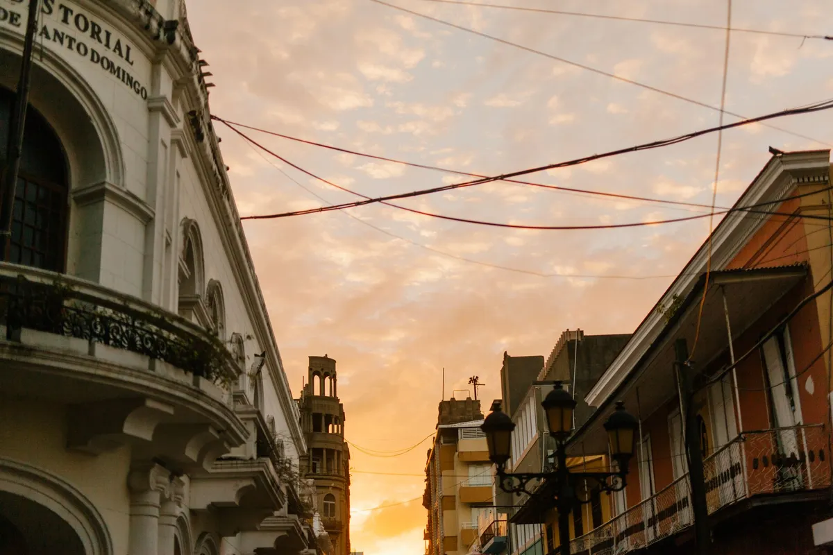 Rua de arquitetura colonial em Santo Domingo