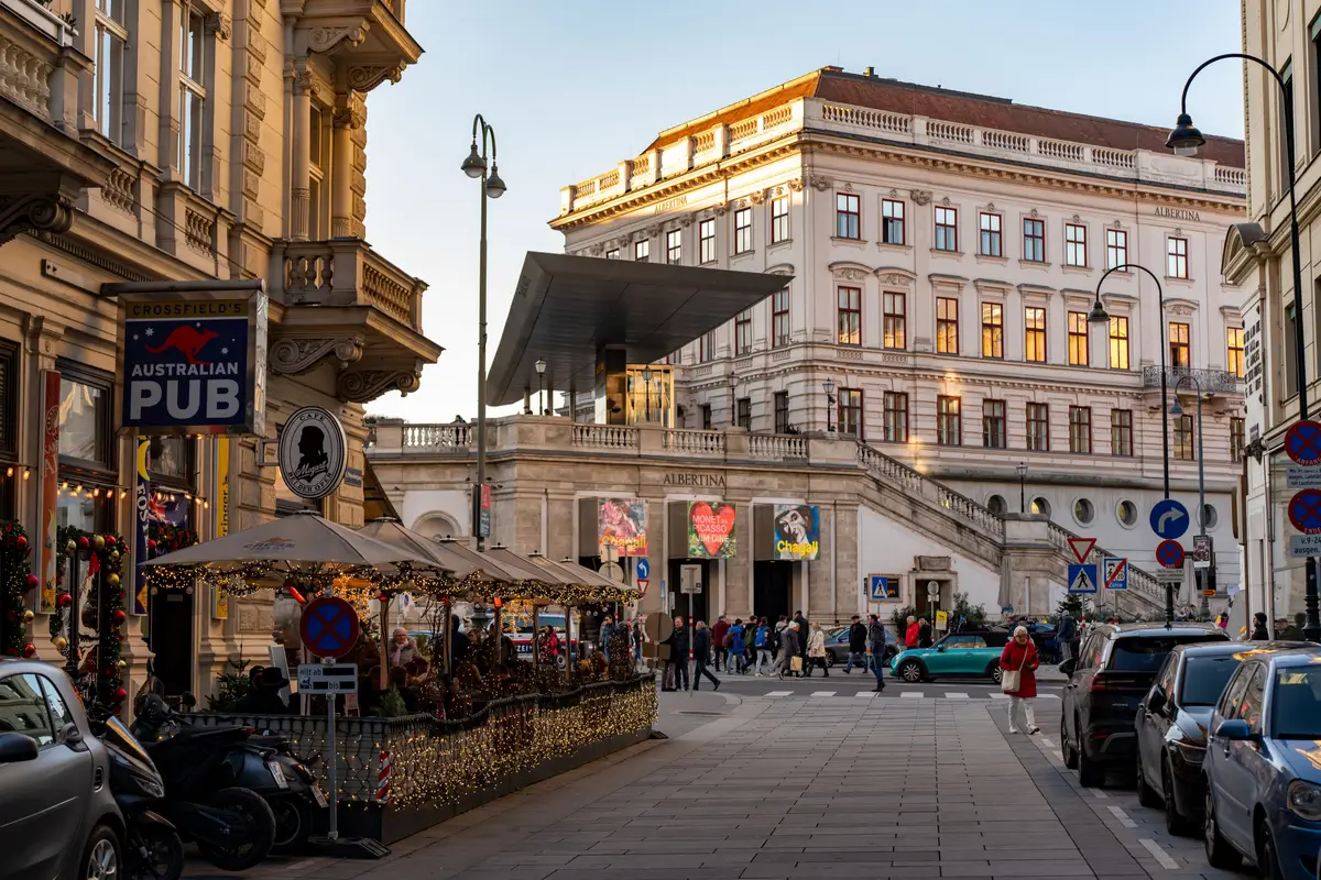 Rua Graben no centro de Viena com prédios históricos e movimento de pedestres