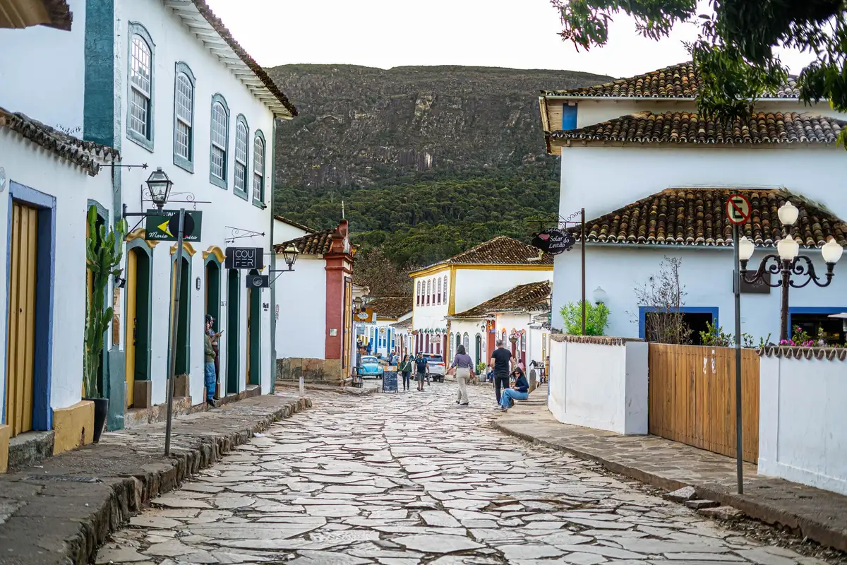 Rua de paralelepípedos com casario colonial no centro histórico de Ouro Preto