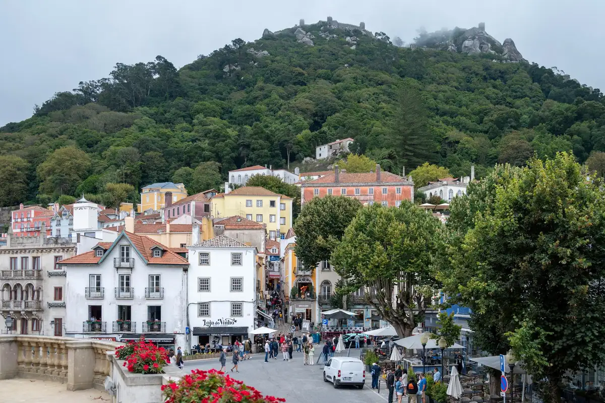 Rua movimentada de Sintra com vista do Castelo dos Mouros