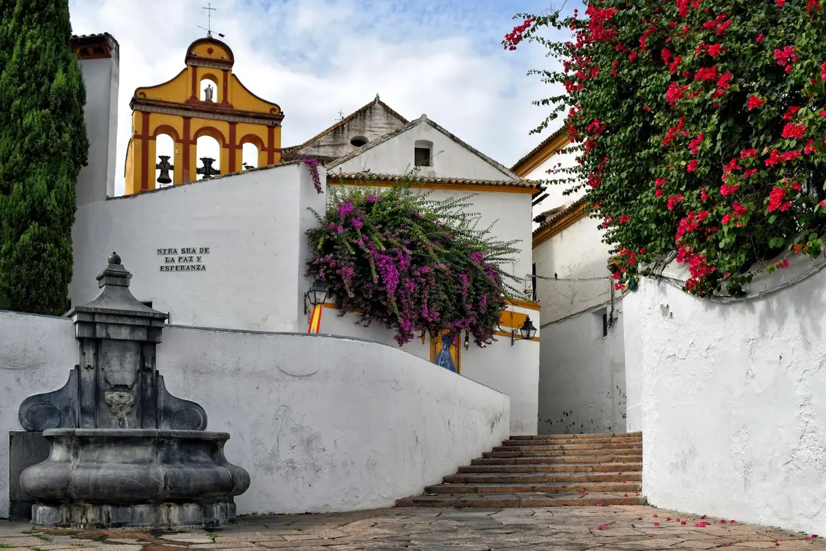 Escadaria com torre amarela no bairro histórico de Córdoba