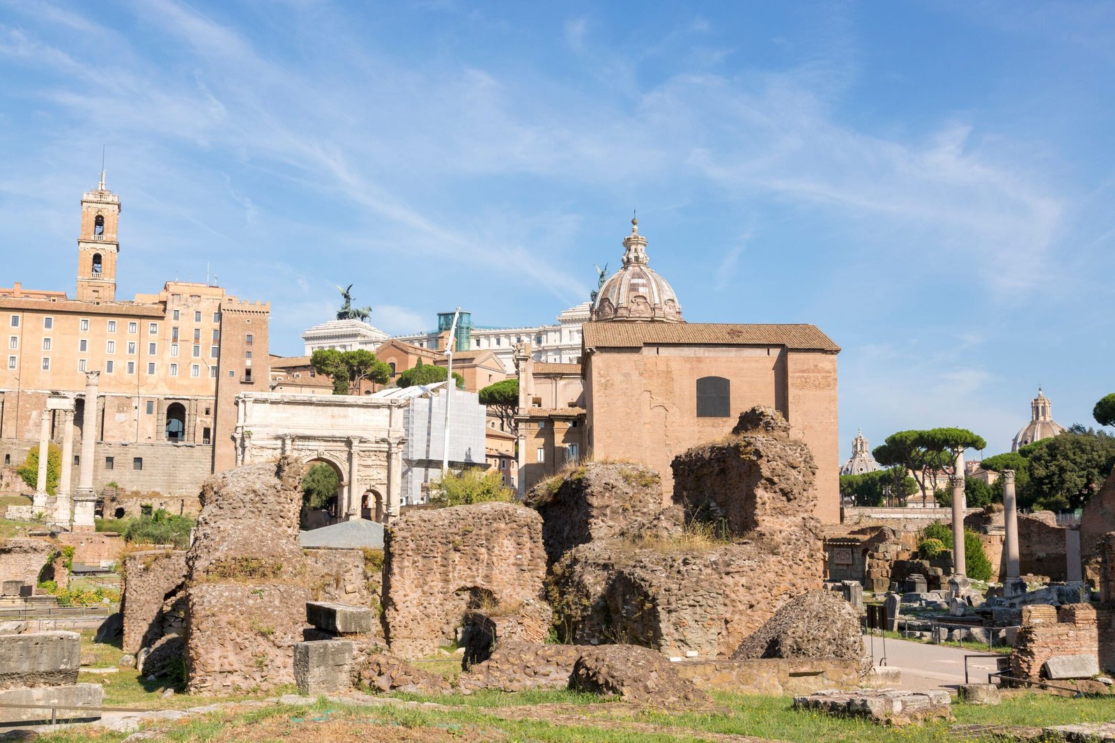 Ruínas do Fórum Romano em Roma sob o sol da tarde