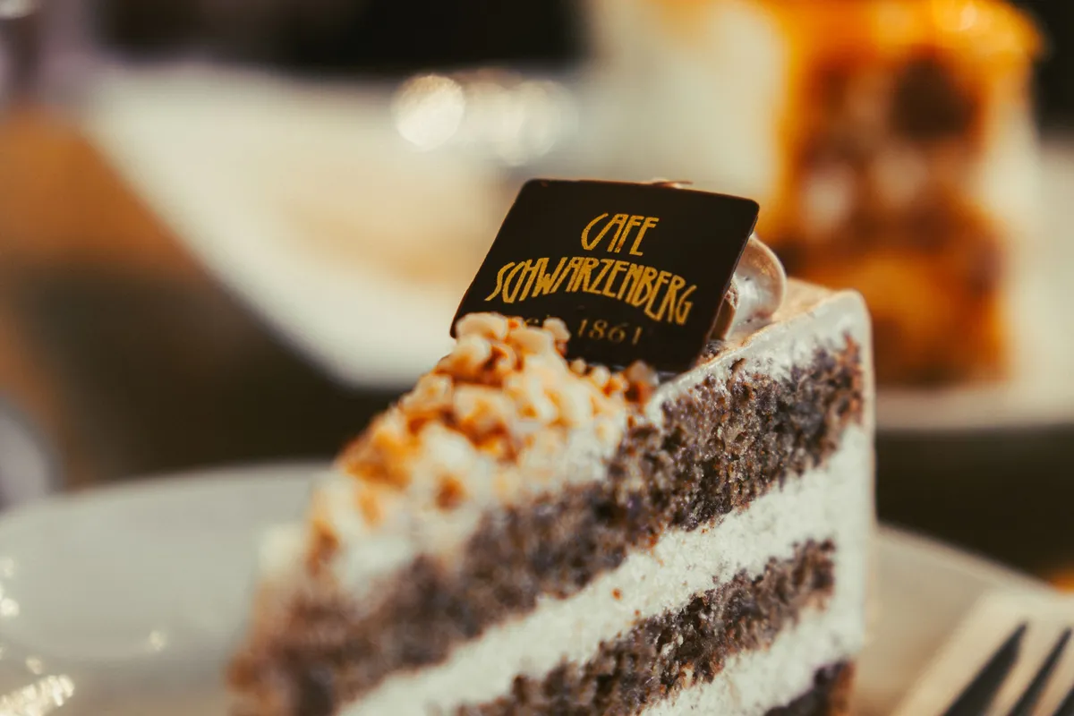 Fatia de torta Sacher em prato de um café tradicional vienense