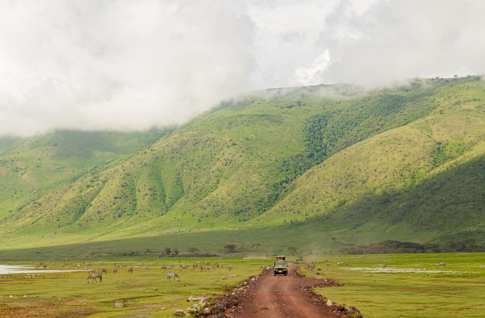 Carro 4x4 de safári em estrada de terra dentro da cratera de Ngorongoro