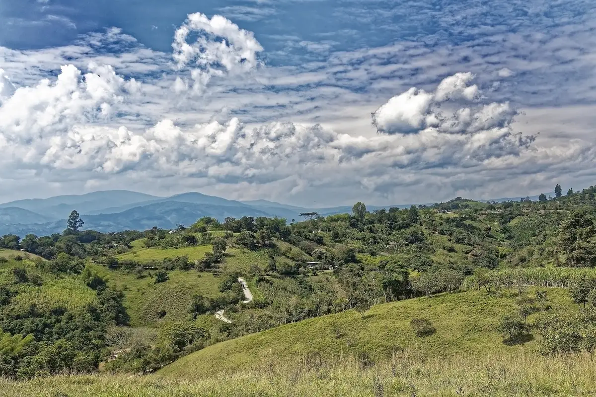 Tumba e esculturas no sítio arqueológico de San Agustín