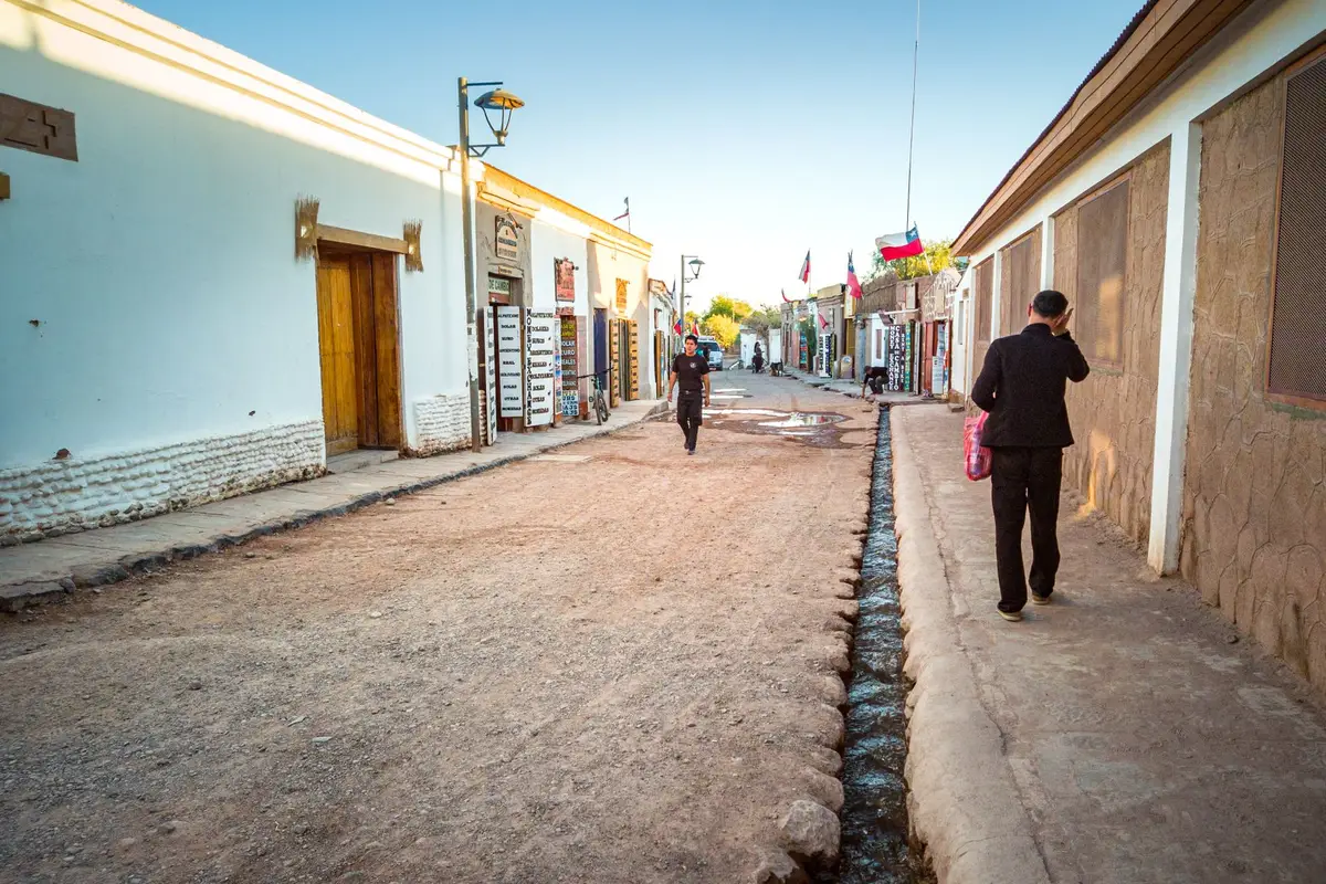 Rua de terra batida no centro histórico de San Pedro de Atacama