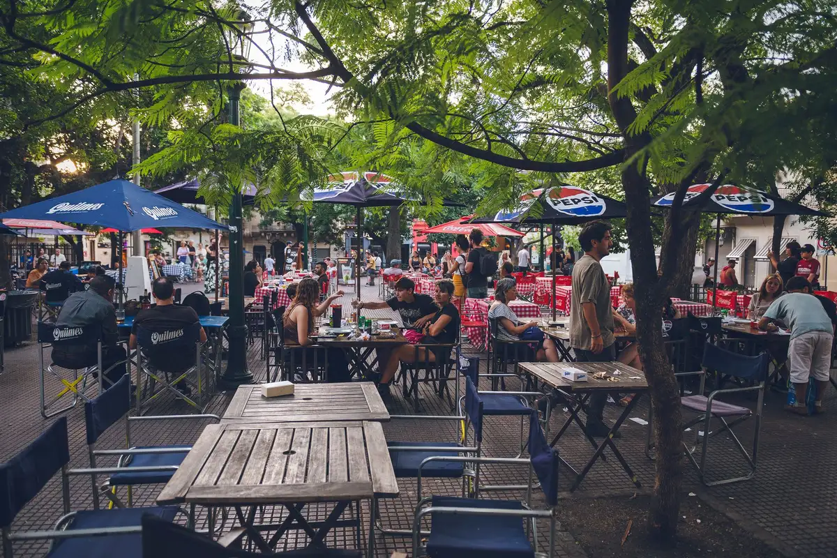 Café ao ar livre em rua de paralelepípedos em San Telmo, Buenos Aires