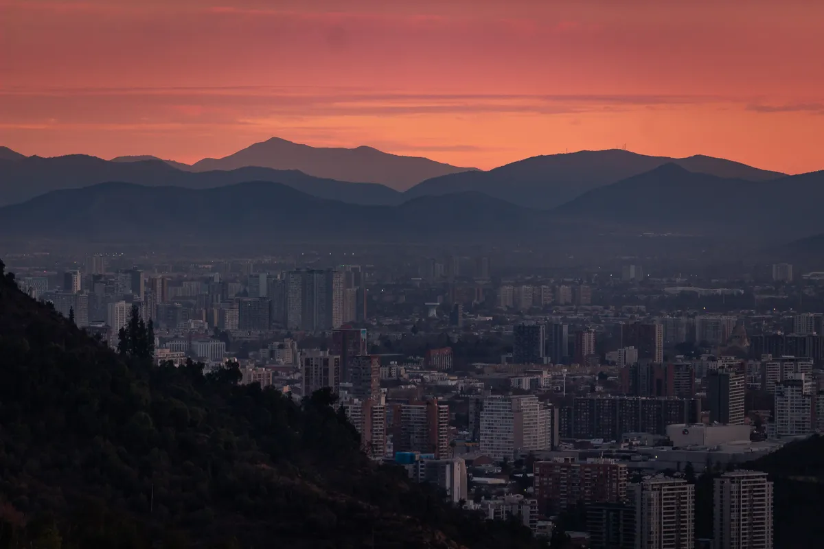 Centro moderno de Santiago ao pôr do sol