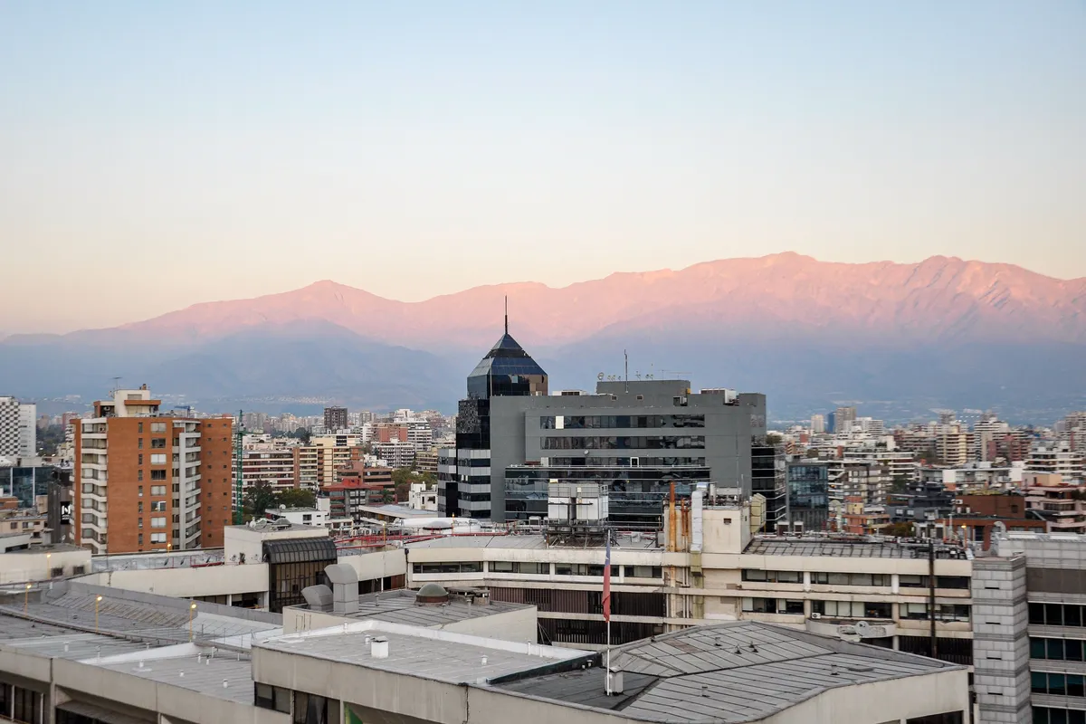 Skyline de Santiago diante da Cordilheira dos Andes