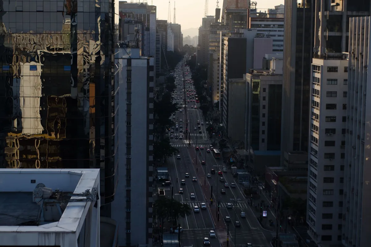 Avenida Paulista e edifícios de São Paulo vistos ao entardecer