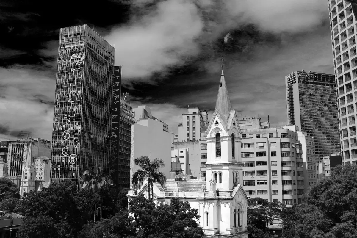 Igreja e prédios no Centro Histórico de São Paulo