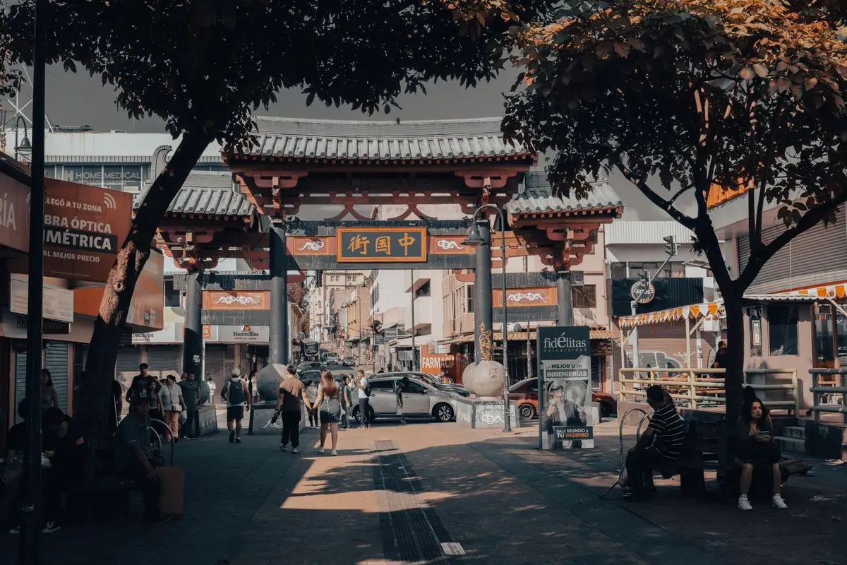 Portal e rua do bairro da Liberdade em São Paulo