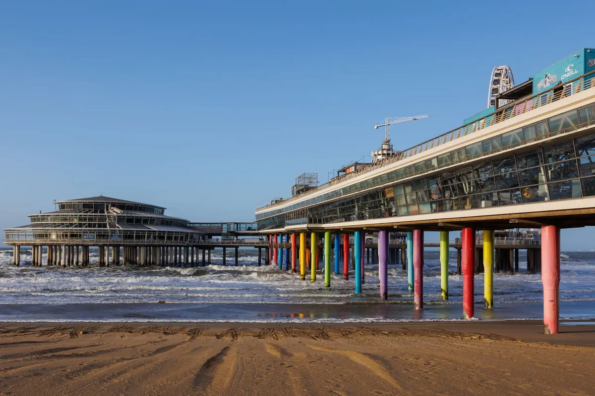 Píer de Scheveningen com mar do Norte em Haia