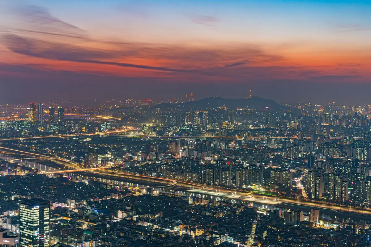 Vista urbana de Seul ao entardecer a partir do Namsan