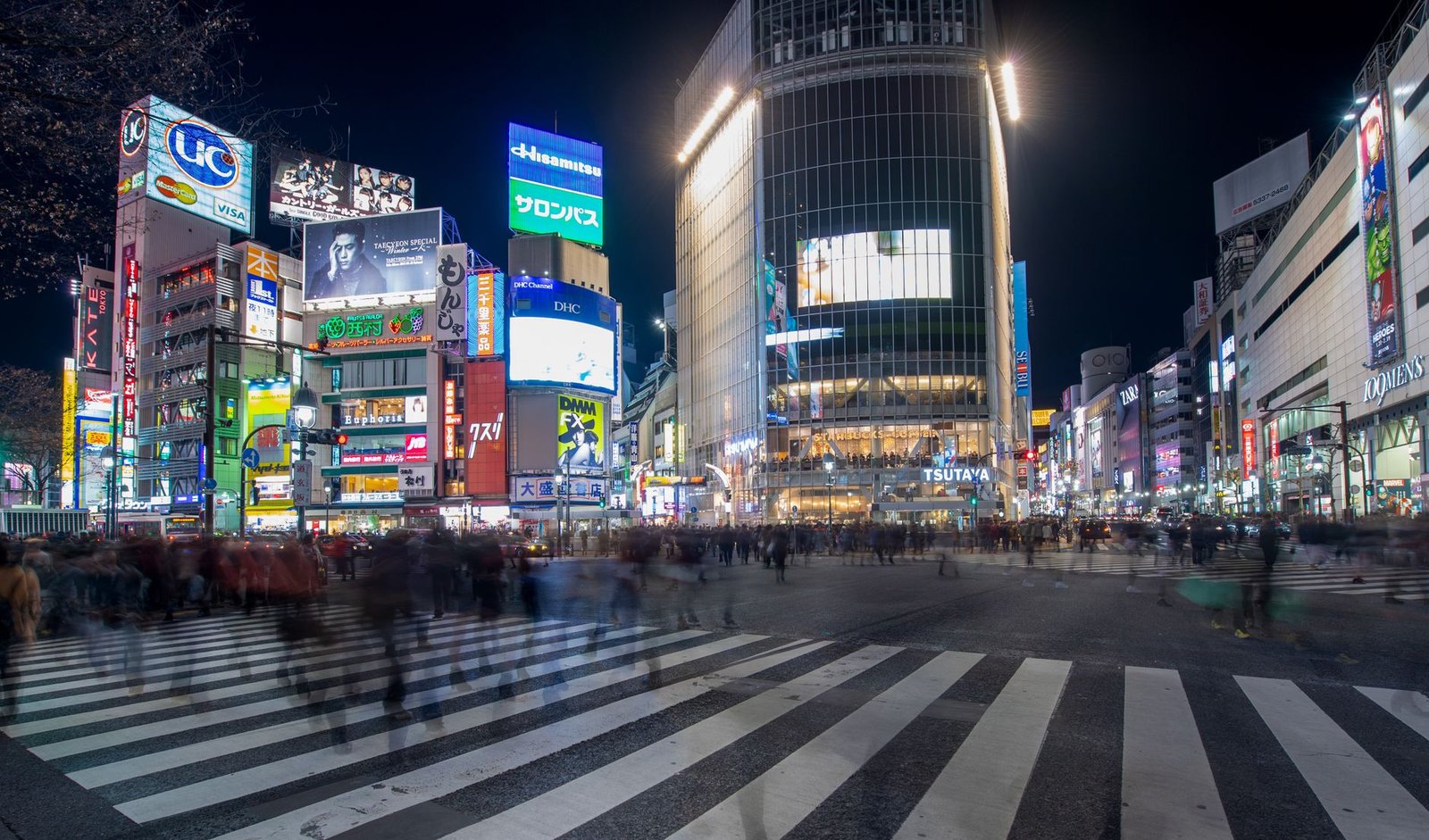 Travessia de pedestres em Shibuya, Tóquio, à noite