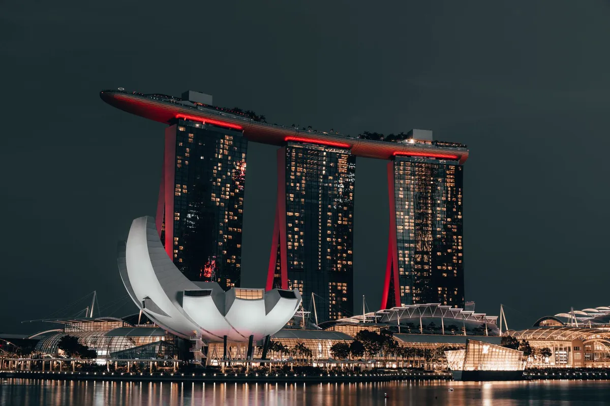 Marina Bay Sands visto da orla de Singapura ao entardecer