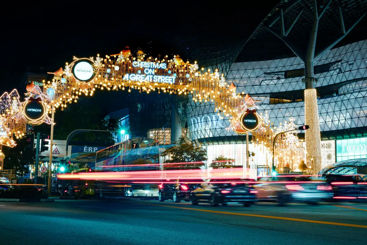 Letreiros e movimento noturno em Orchard Road, Singapura