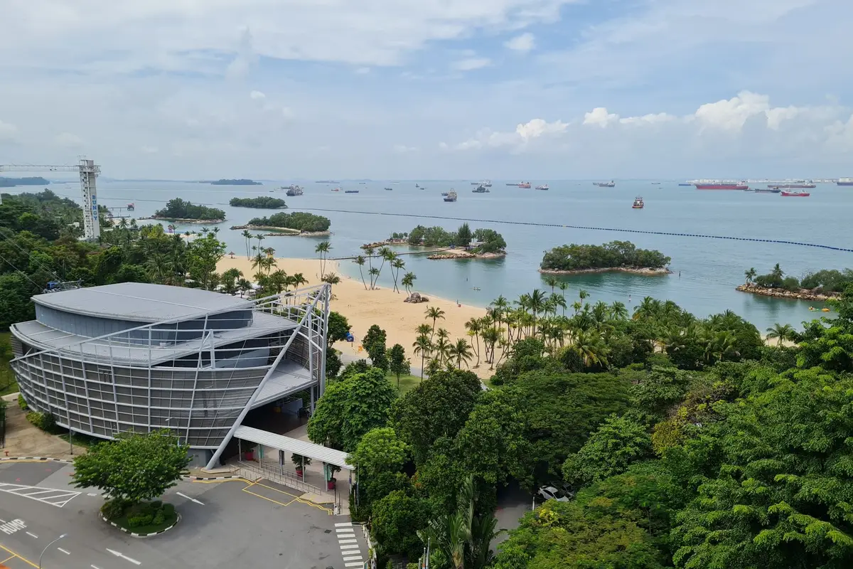 Vista de praia e palmeiras em Sentosa Island, Singapura