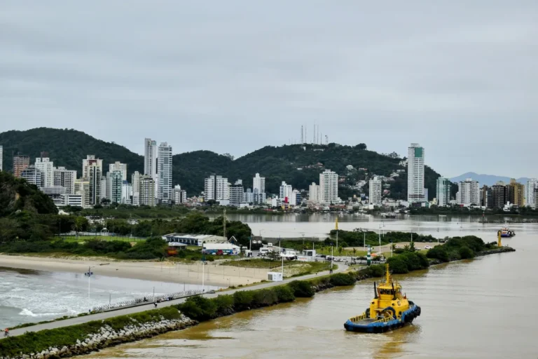 Summit BC: o mirante com cubos de vidro suspensos em Balneário Camboriú