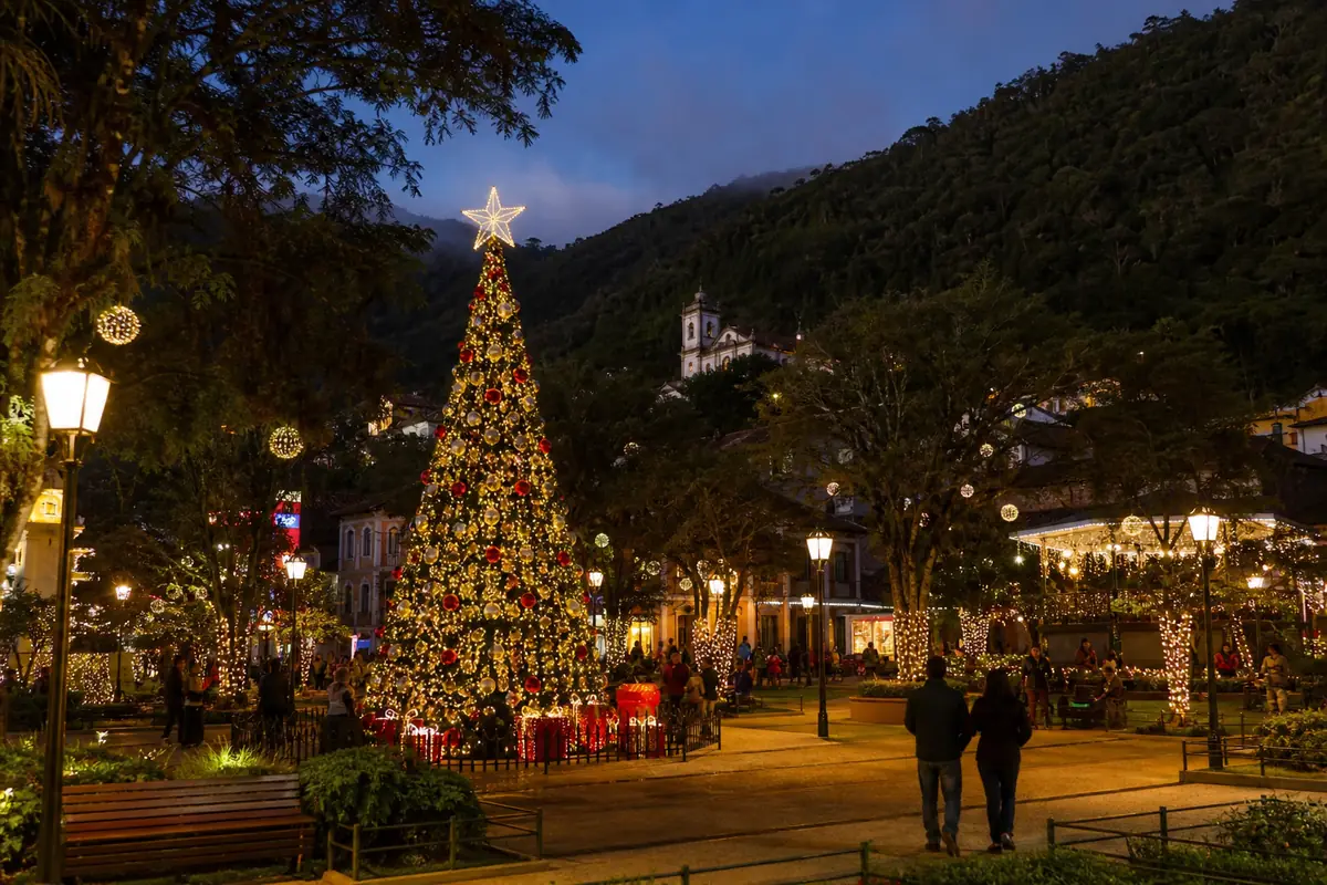 Praça de Canela decorada com árvore de Natal e luzes