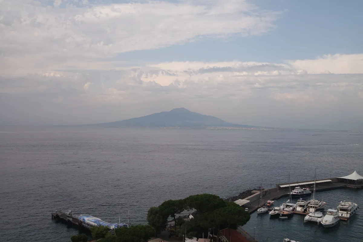 Vista do porto de Sorrento com o Vesúvio ao fundo, na Baía de Nápoles