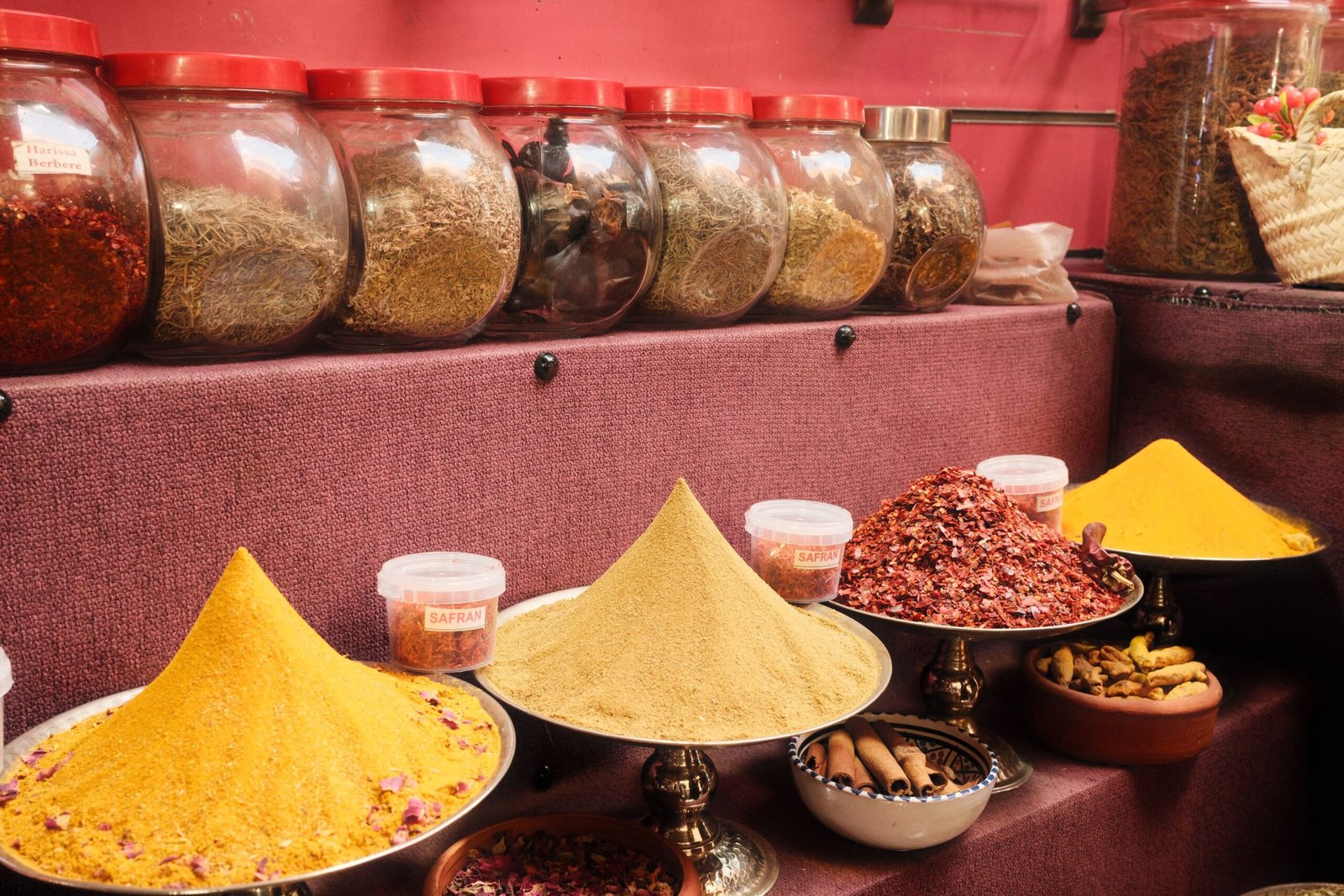Souk de especiarias colorido em Túnis, Tunísia