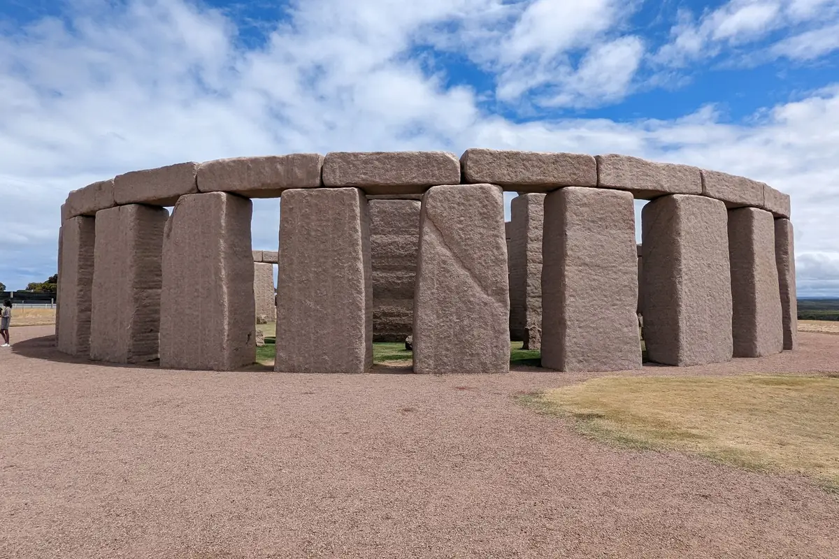 Círculo de pedras de Stonehenge em campo aberto na Inglaterra