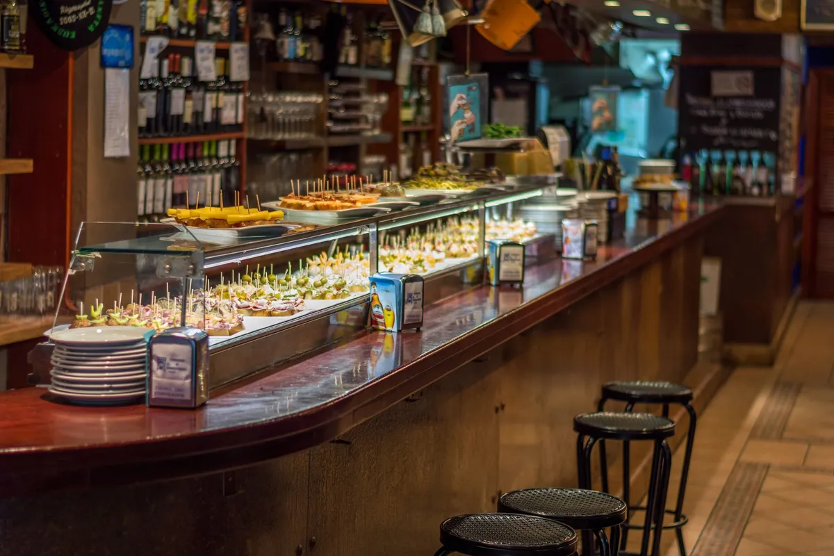 Table de tapas variées dans un bar espagnol
