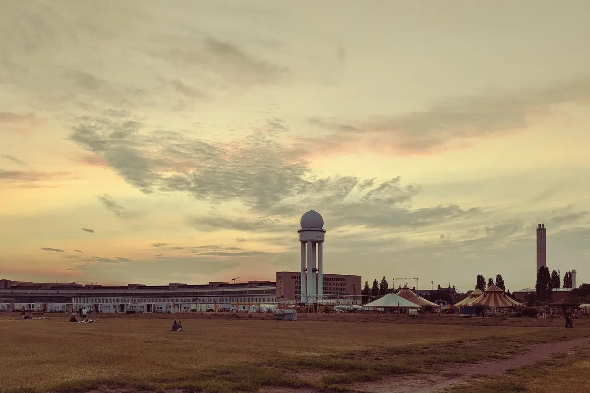 Por do sol no Tempelhofer Feld com pista aberta e ceu amplo em Berlim