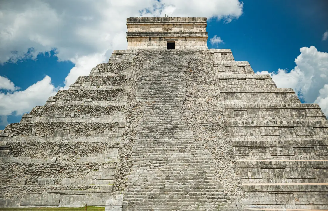 Detalhe da escadaria e dos degraus do Templo de Kukulkán em Chichén Itzá