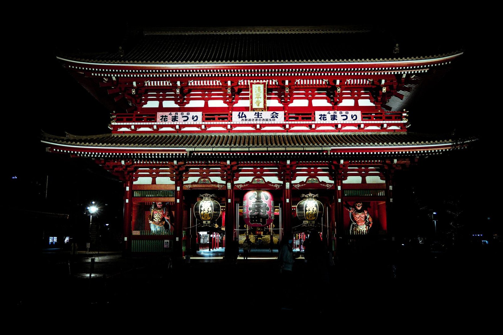 Templo Senso-ji iluminado à noite em Asakusa, Tóquio