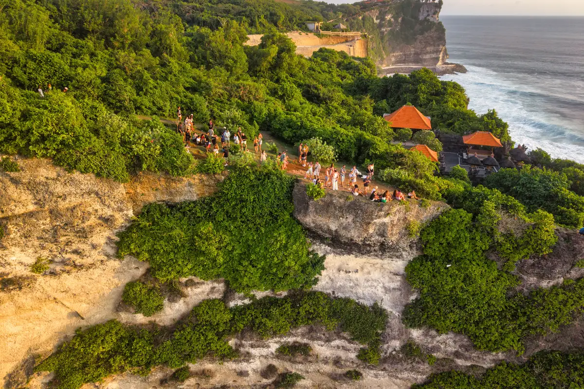 Templo de Uluwatu no topo de penhasco à beira-mar em Bali