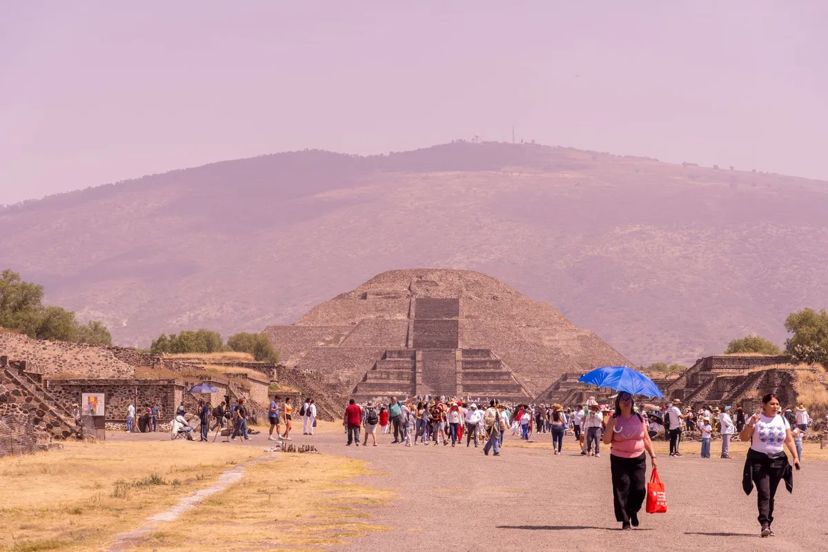Visitantes diante da Pirâmide da Lua em Teotihuacán