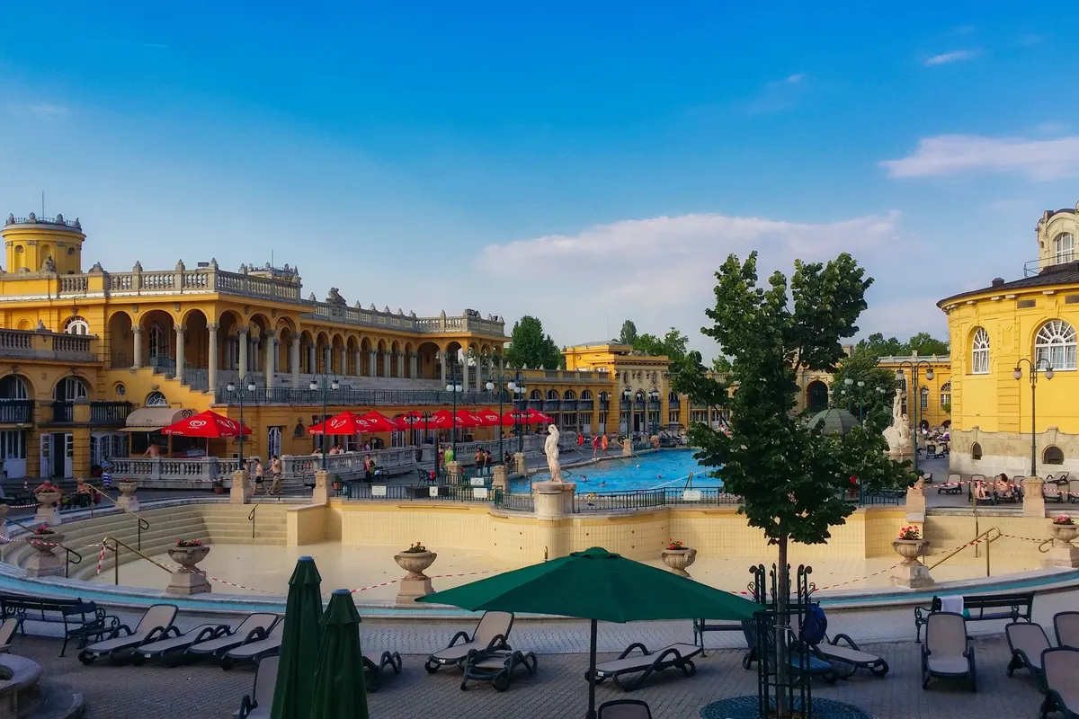 Termas de Széchenyi em Budapeste com piscinas ao ar livre