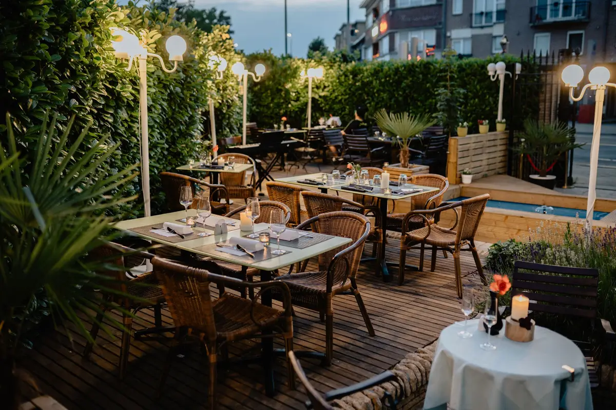 Terraço de restaurante iluminado à noite em Balneário Camboriú
