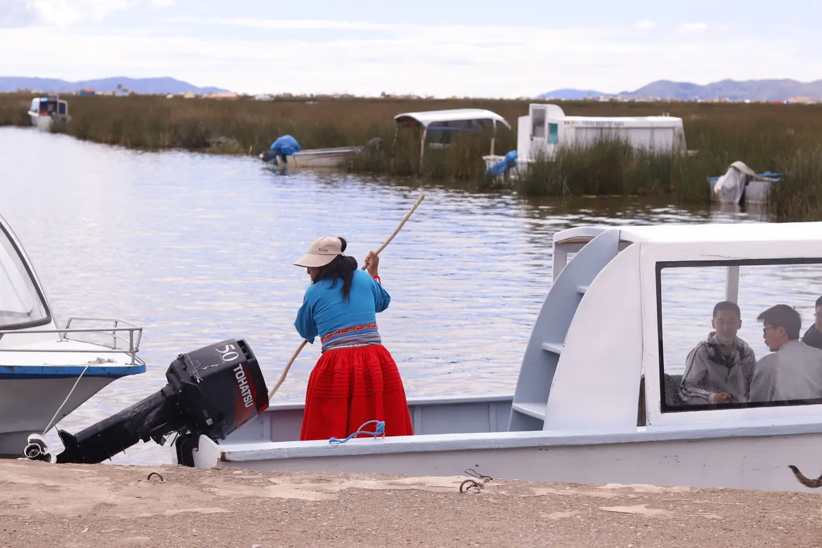 Barco tradicional navegando no Lago Titicaca