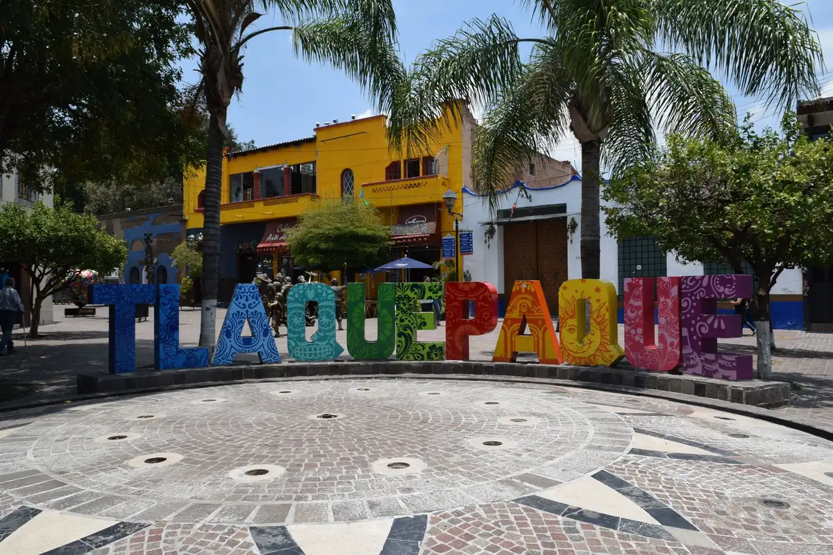 Rua de arte e artesanato em Tlaquepaque, bairro de Guadalajara