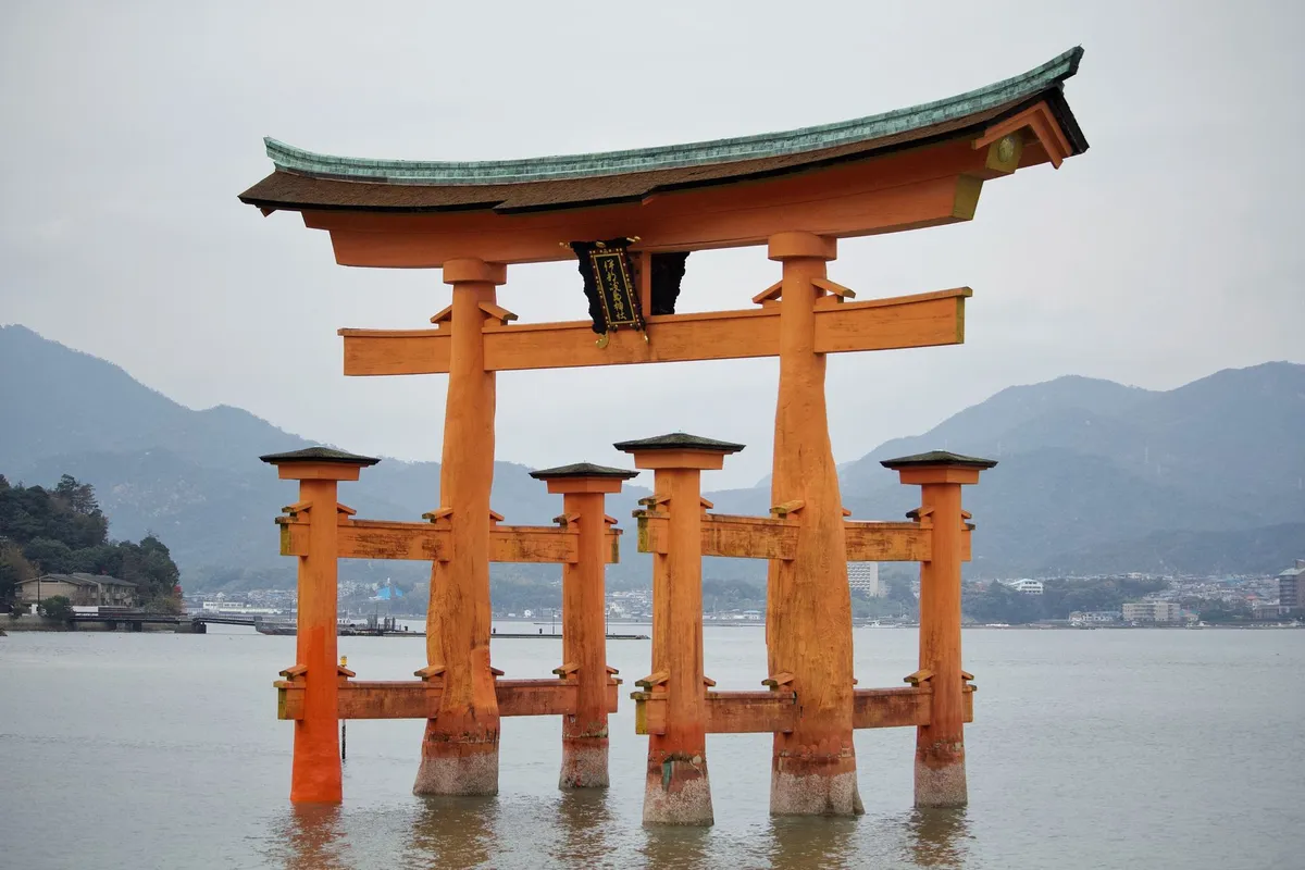 Torii flutuante do santuário de Itsukushima em Miyajima no Japão
