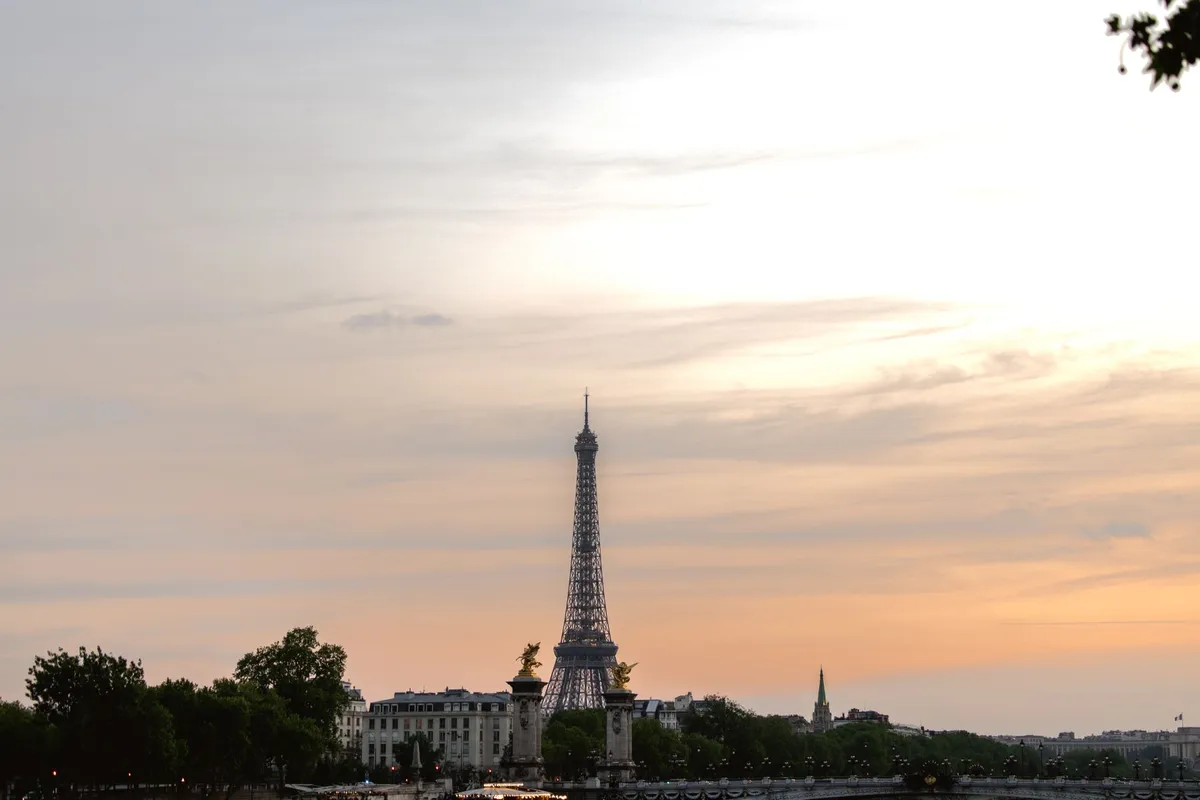 Torre Eiffel ao entardecer em Paris