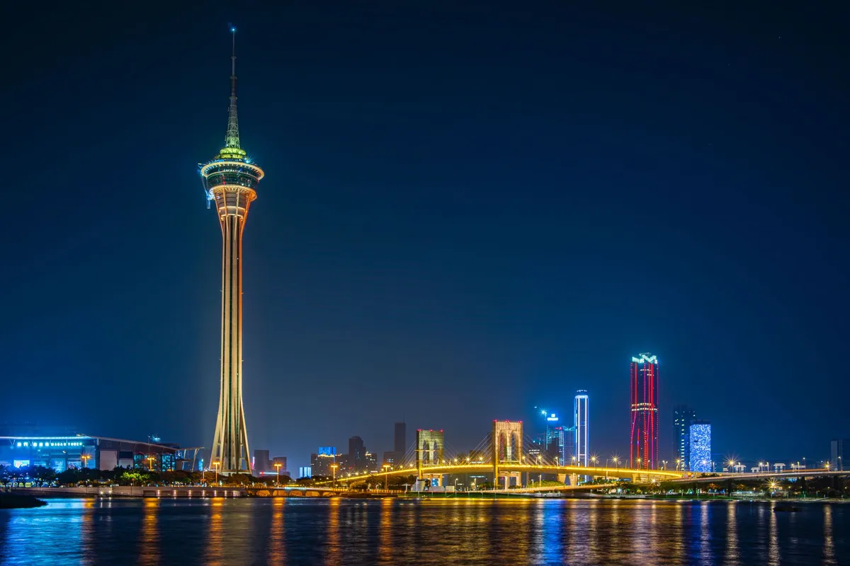 Macau Tower iluminada à noite