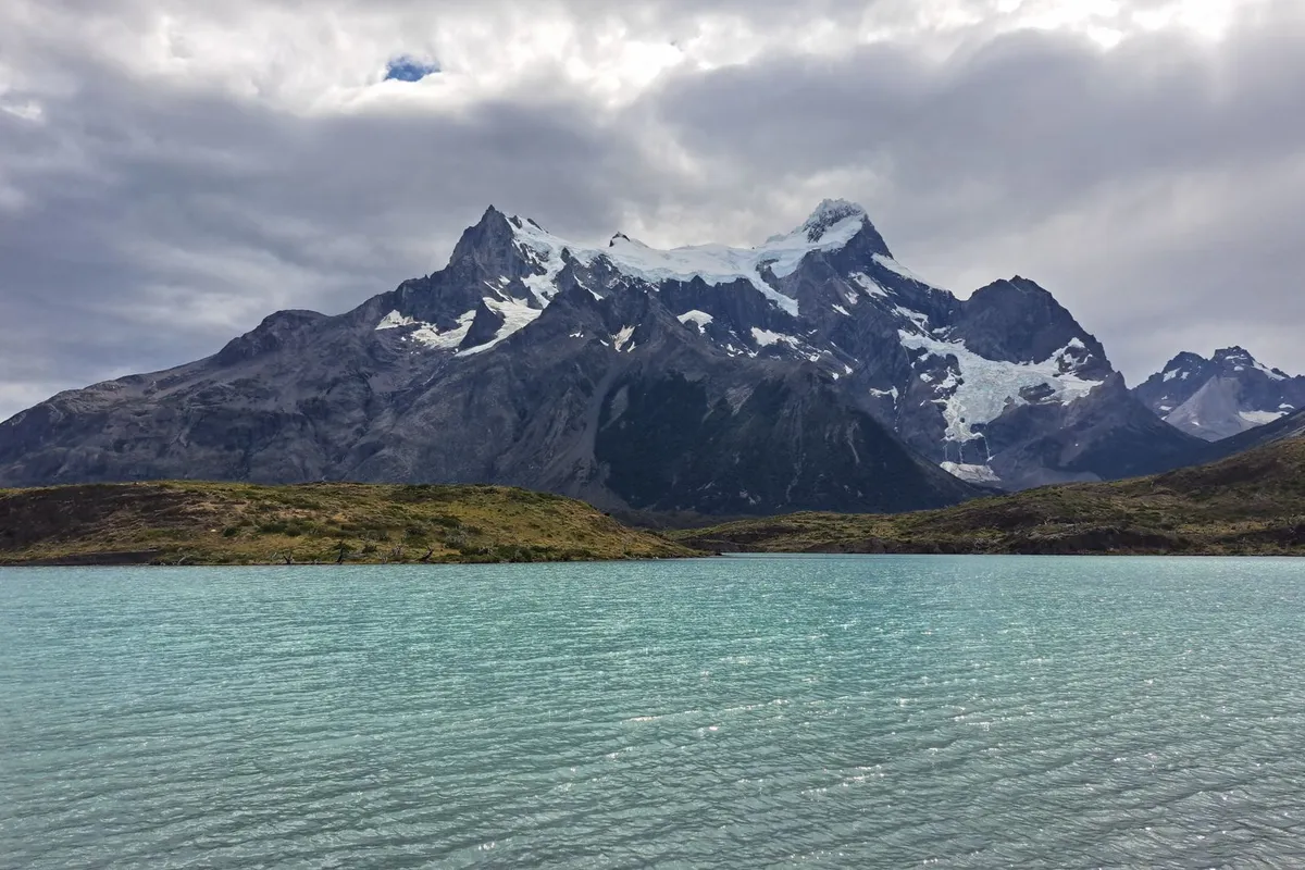 Lago com glaciar e montanhas em Torres del Paine