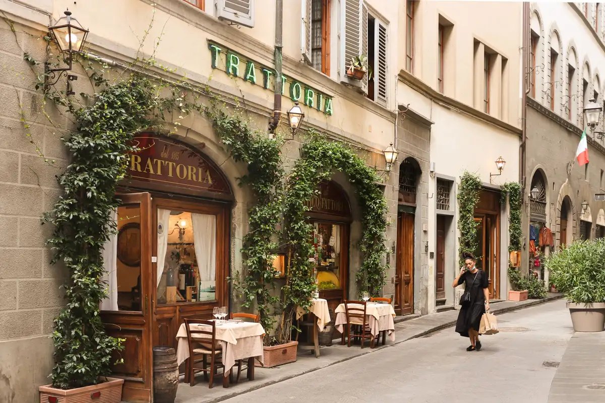 Fachada de trattoria tradicional em Florença