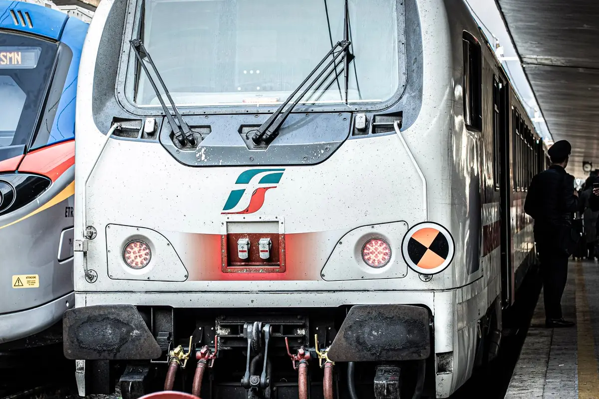 Trem de alta velocidade Frecciarossa na estação de trem na Itália