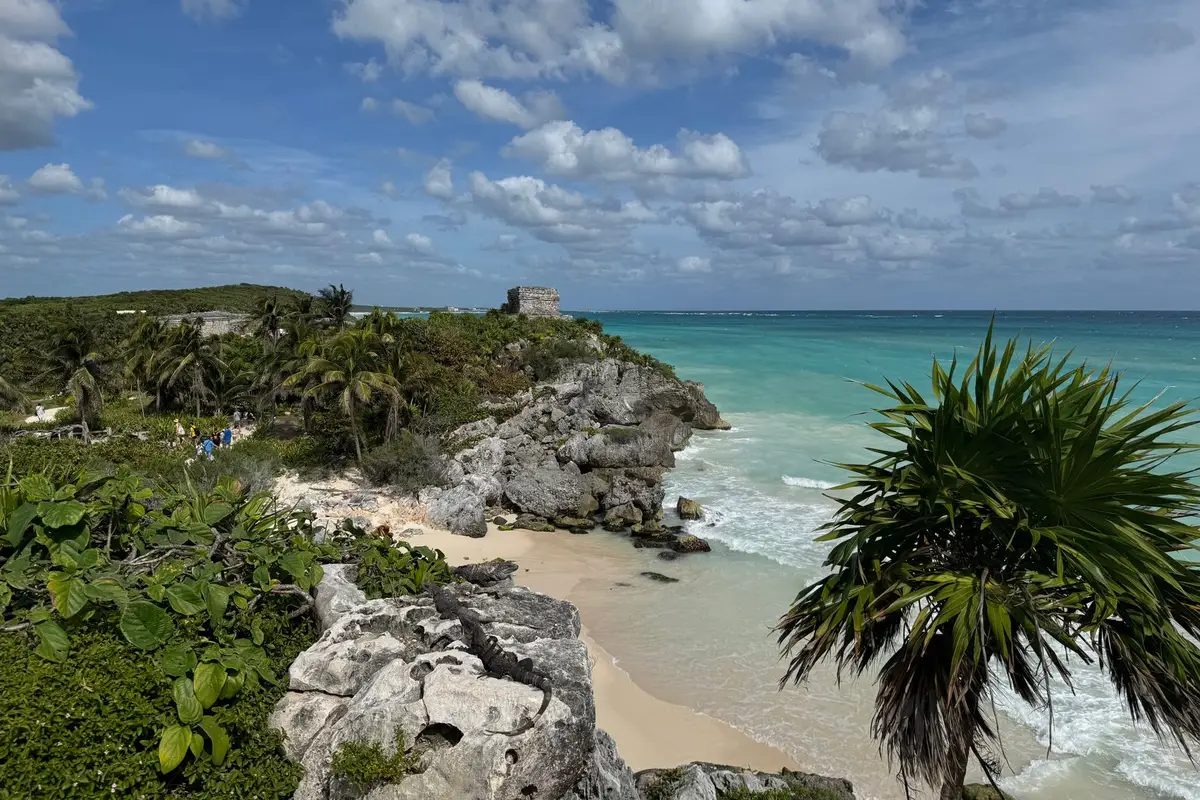 Ruínas maias de Tulum à beira-mar no Caribe mexicano