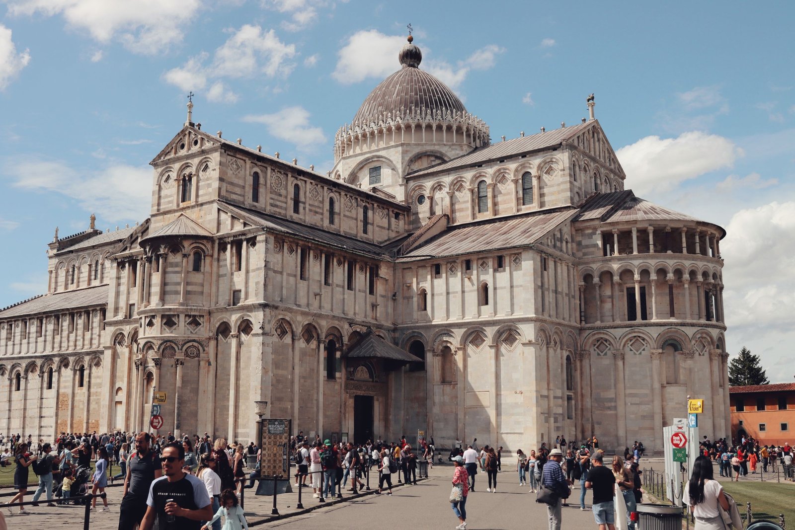 Touristes visitant la cathédrale médiévale de Pise