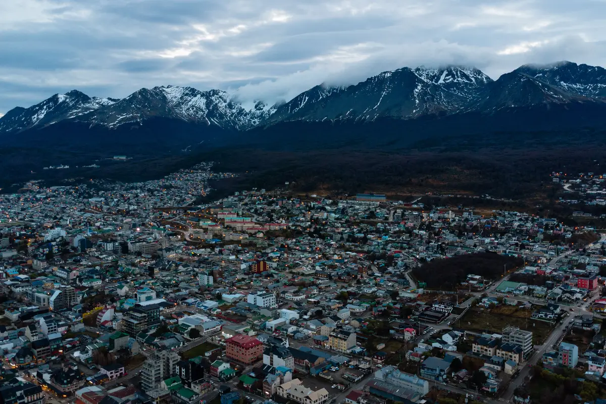 Ushuaia entre montanhas nevadas e o Canal Beagle